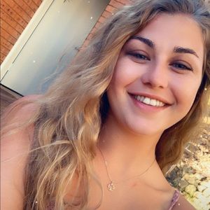 Meet your Posher, Caitlin